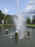 907551 Afbeelding van de fontein in de bocht van de Stadsbuitengracht te Utrecht, ter hoogte van het Paardenveld (rechts).